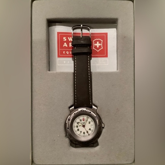 Swiss army watch (has Been In Box But Needs NEW BATTERY - Picture 1 of 5